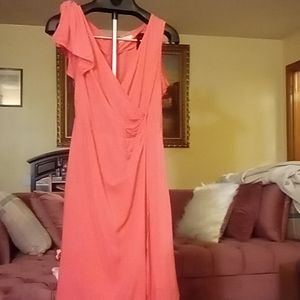 HOST PICK! 🌴 Cute Faux-wrap Dress